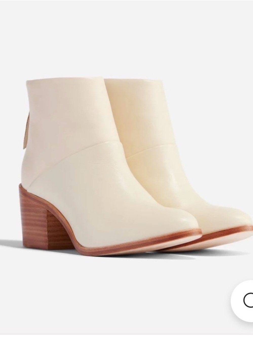 Nicole Dari Boot, Bone